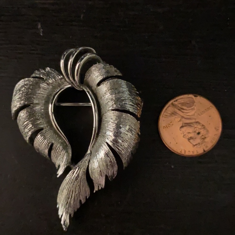 Vintage Lisner silver-tone leaf brooch with a textured finish - Picture 2 of 5